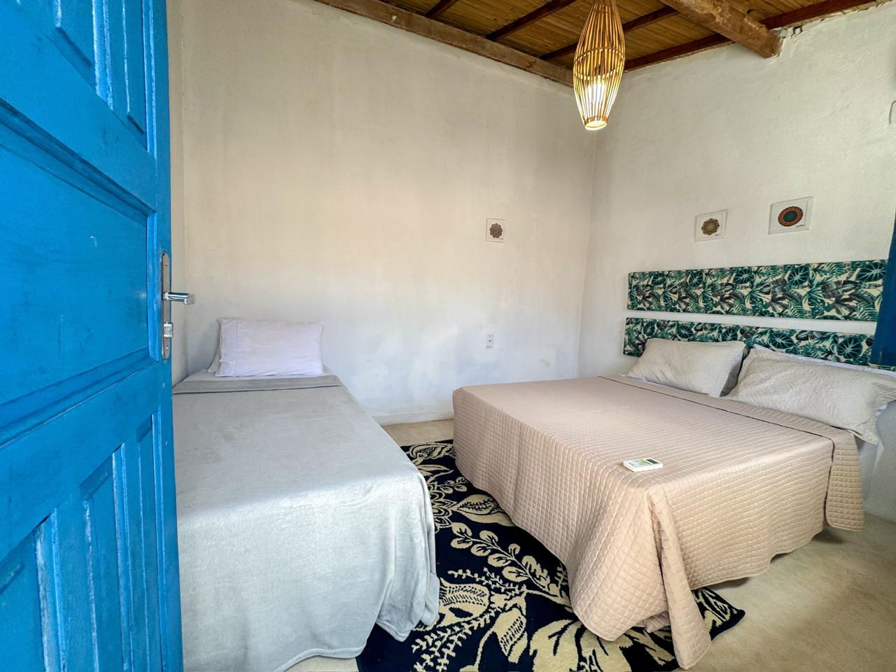 Quarto com cama de casal e cama de solteiro