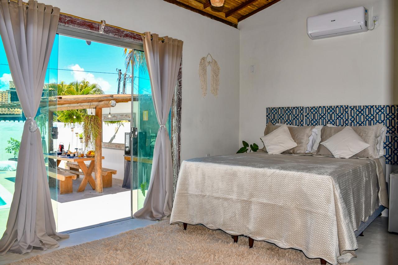 Quarto com ar-condicionado e abertura para a área externa