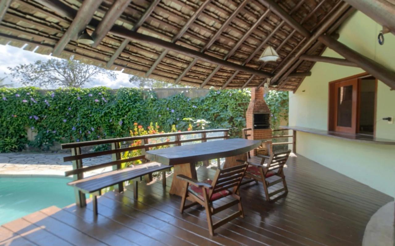 Varanda com mesa e churrasqueira